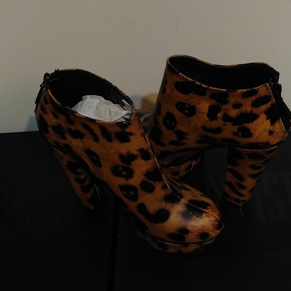 Shoes - Picture 2 of 7